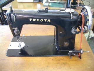 TOYOTA　1本針本縫い職業用ミシン　アンティーク　足踏み